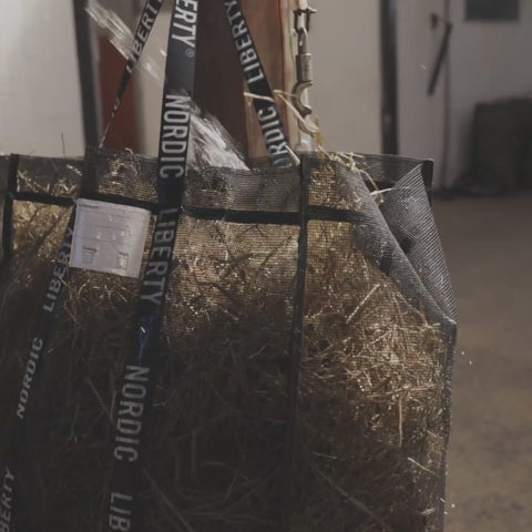 Høpose til heste i brug – Nordic Liberty HAY BAG som stråfoder-net til hest