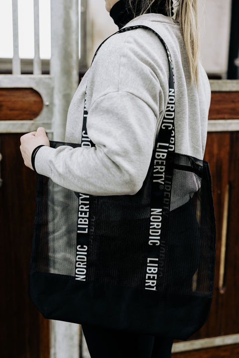 Staldtaske til hest i brug – praktisk tote bag til rideudstyr og hverdag