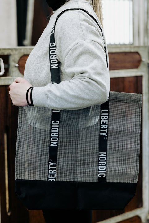 Staldtaske til hest i brug – praktisk tote bag til rideudstyr og hverdag
